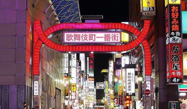 新宿歌舞伎町の街並み